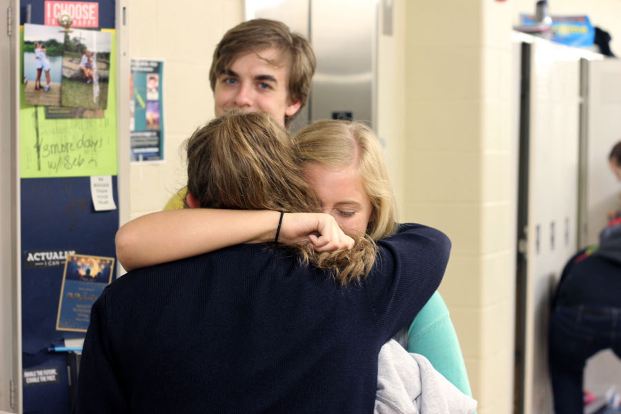 Senior+Julia+Johnson+and+junior+Chloe+Charles+share+a+goodbye+hug.